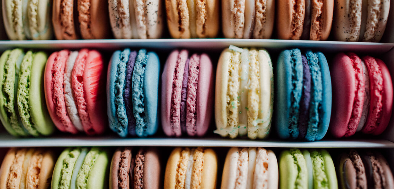macarons from all flavours different colours.